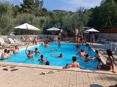 Persone che nuotano in piscina all'aperto.