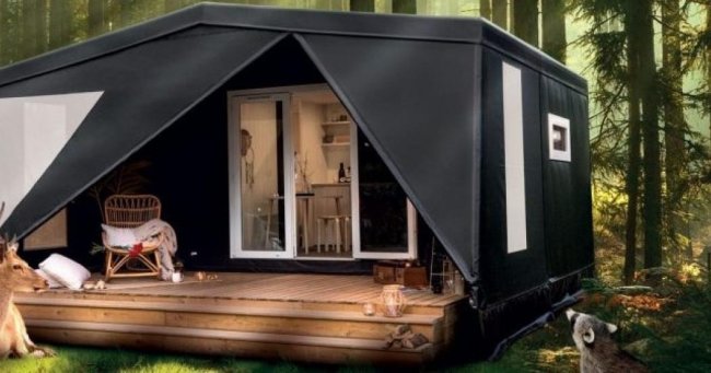 Tenda nera in una foresta.