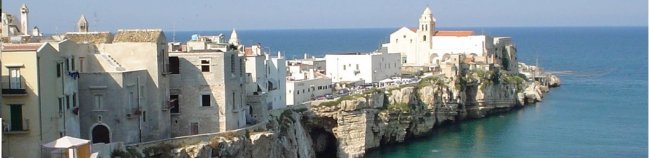 Edifici su una scogliera sul mare.
