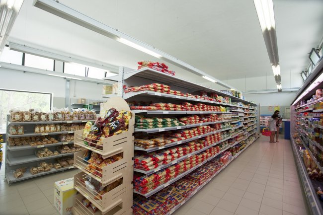 Scaffali di un supermercato ben forniti.
