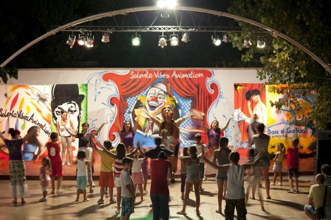 Spettacolo serale per bambini con animazione sul palco.