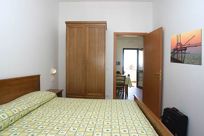 Camera con letto matrimoniale e armadio.