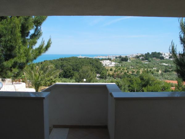 Balcone con vista mare e campagna verde.