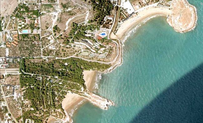 Immagine satellitare di una costa con spiagge e vegetazione.