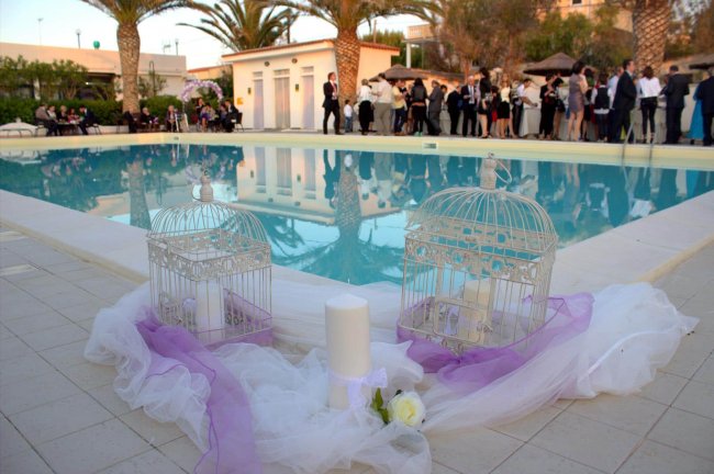 Piscina con decorazioni bianche e viola.