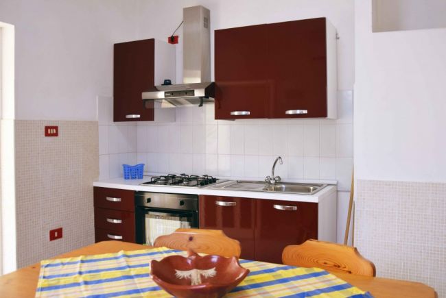 Cucina moderna con mobili marroni e tavolo da pranzo.