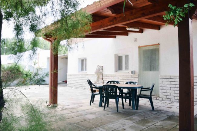 Terrazza coperta con tavolo e sedie.
