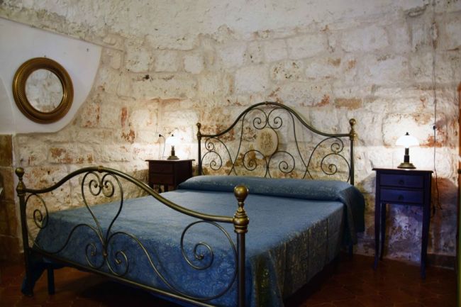 Camera da letto con letto in ferro battuto.