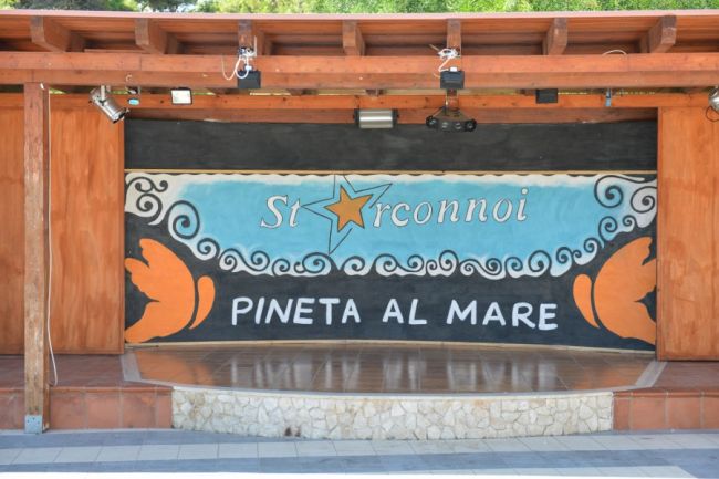 Palco esterno con scritta 