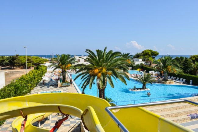 Scivolo giallo che conduce a una piscina.