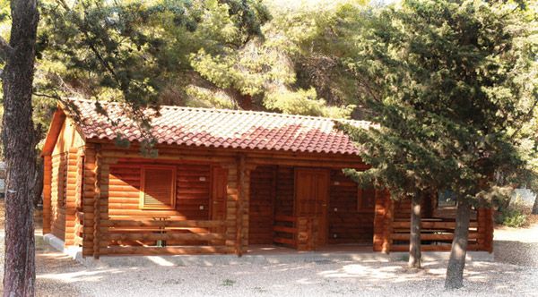 Casetta di legno tra gli alberi.