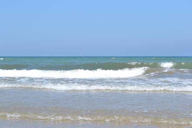 Ondate su una spiaggia tranquilla.