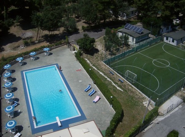 Piscina e campo da calcetto visti dall'alto.