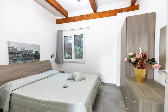 Camera da letto con letto matrimoniale.