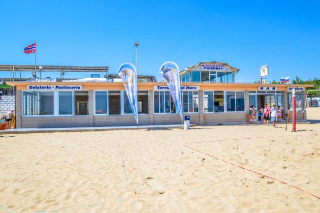 Stabilimento balneare con gelateria e bar sulla spiaggia.