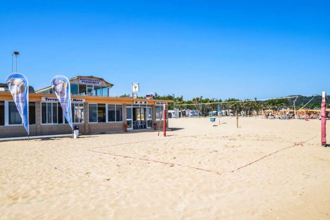 Spiaggia con bar e campo da beach volley.