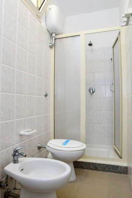 Bagno con doccia, bidet e WC.